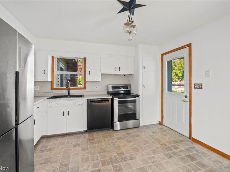 1427 E Broad, Louisville, OH 44641 Photo 7