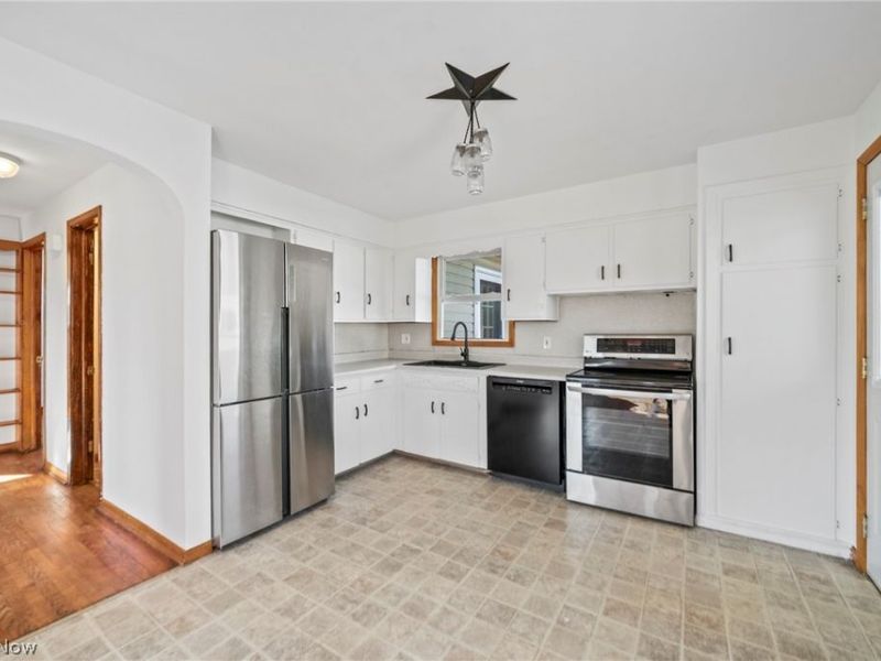 1427 E Broad, Louisville, OH 44641 Photo 8