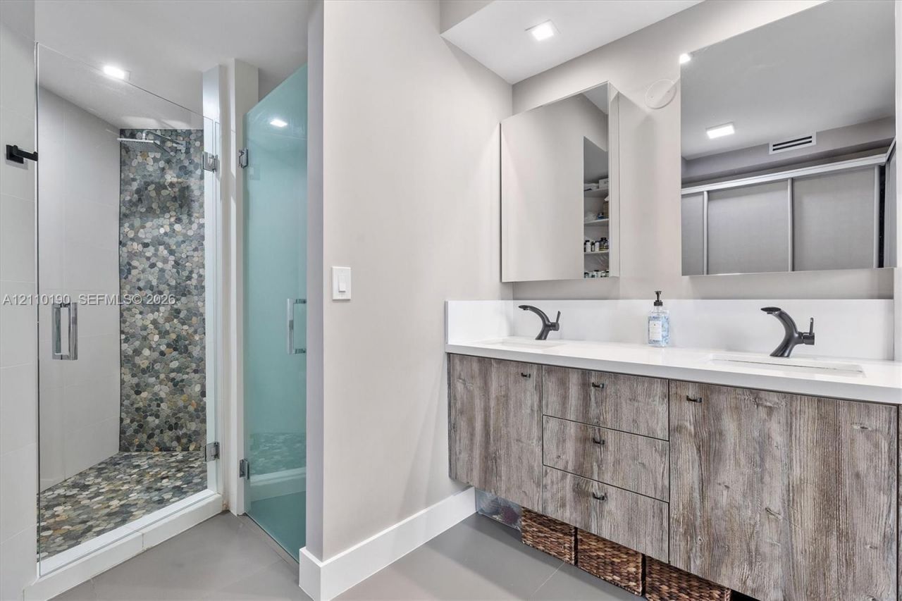 6365 Collins Ave , Unit 4307, Miami Beach, FL 33141 Photo