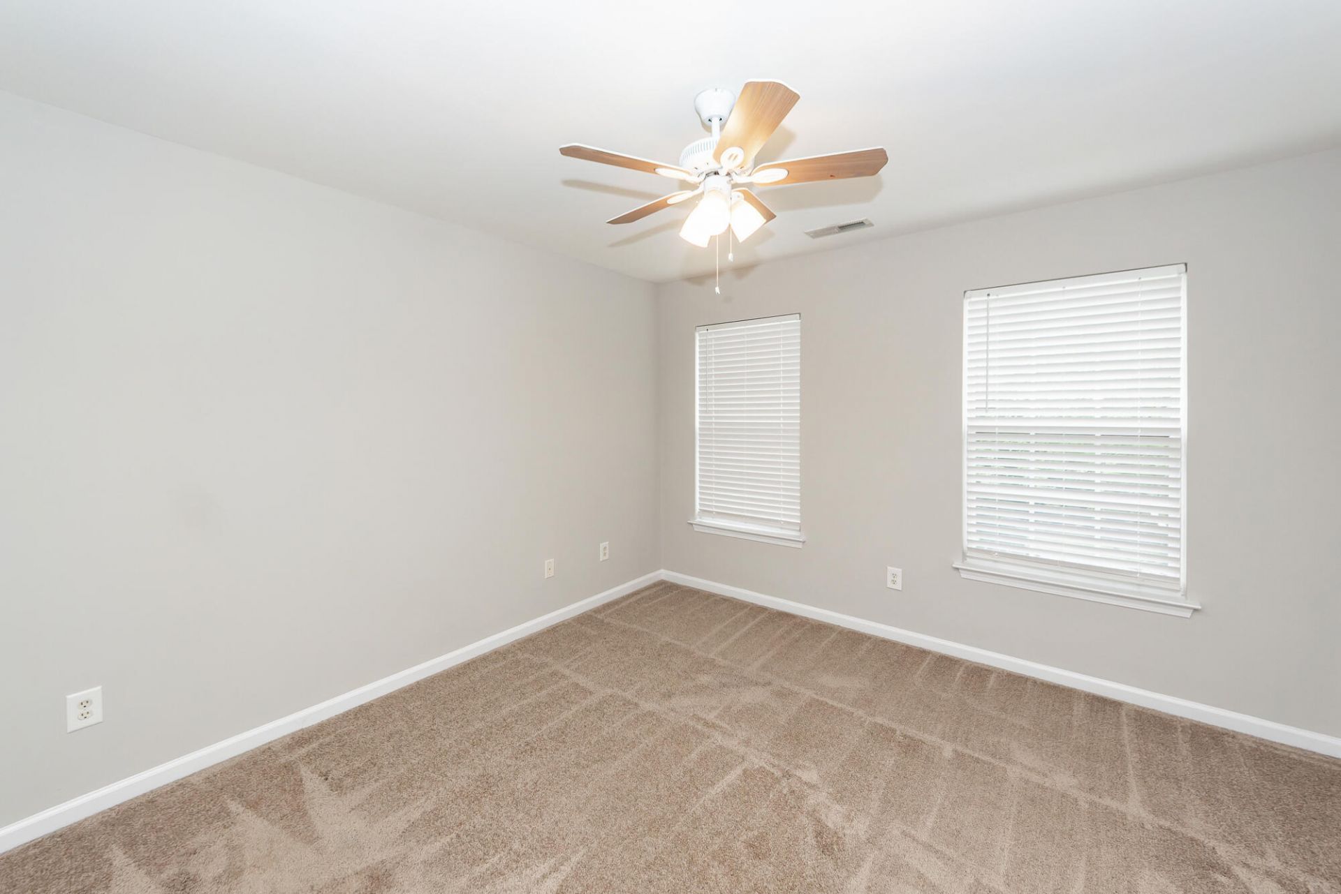 2424 Stadium Drive Photo 35