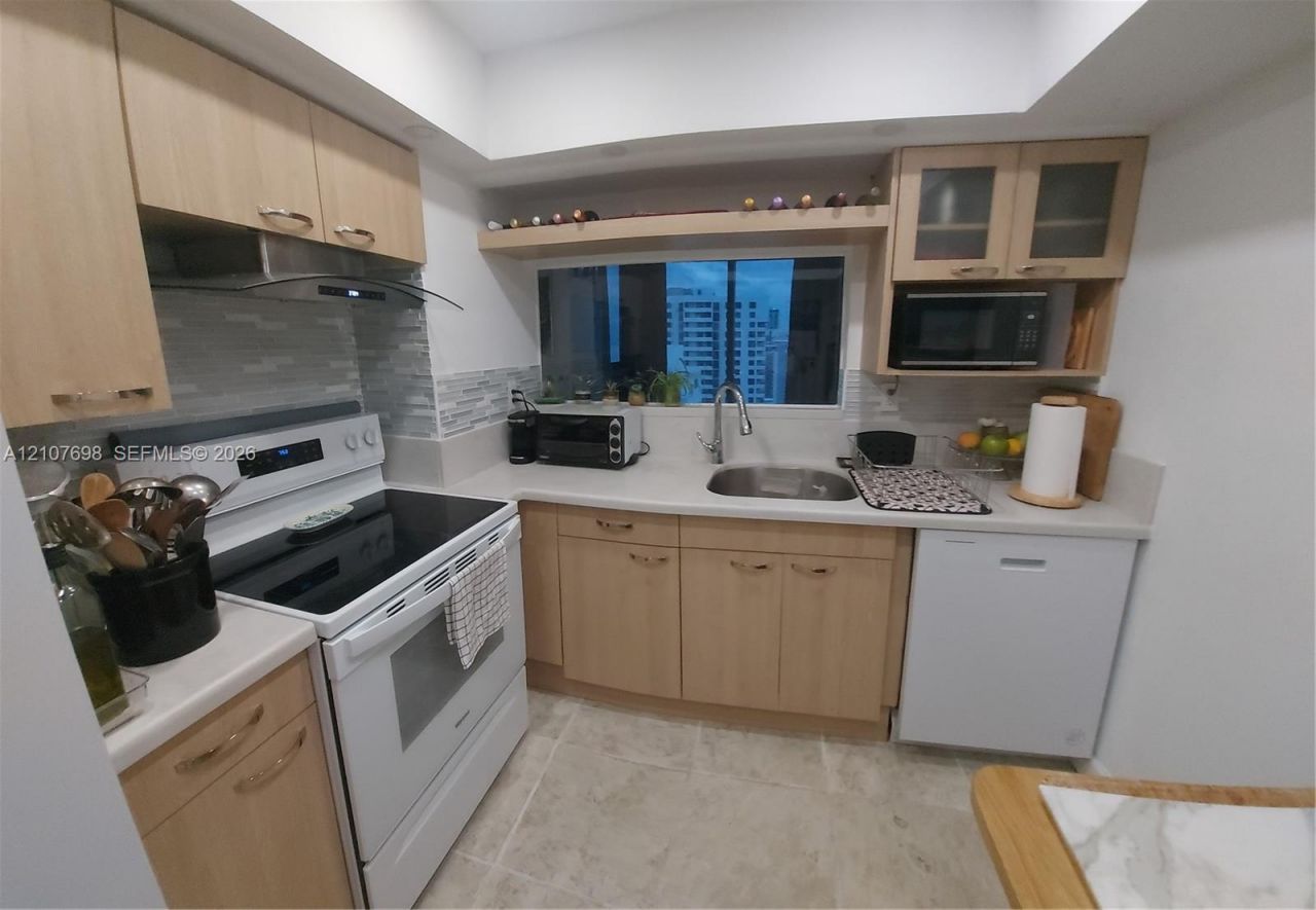 2655 Collins Ave, Unit 2306, Miami Beach, FL 33140 Photo