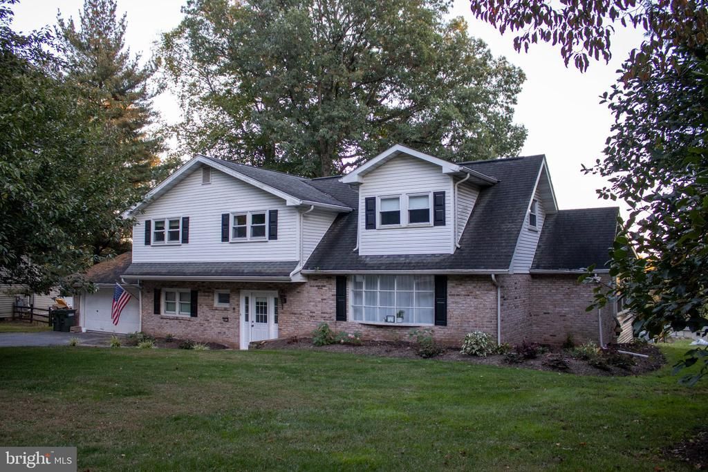 6 LEHOY FOREST DRIVE, LEOLA, PA 17540
