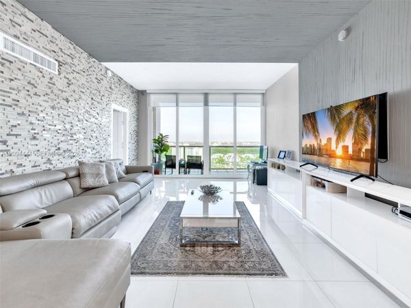 100 Bayview Dr , Unit PH01, Sunny Isles Beach, FL 33160