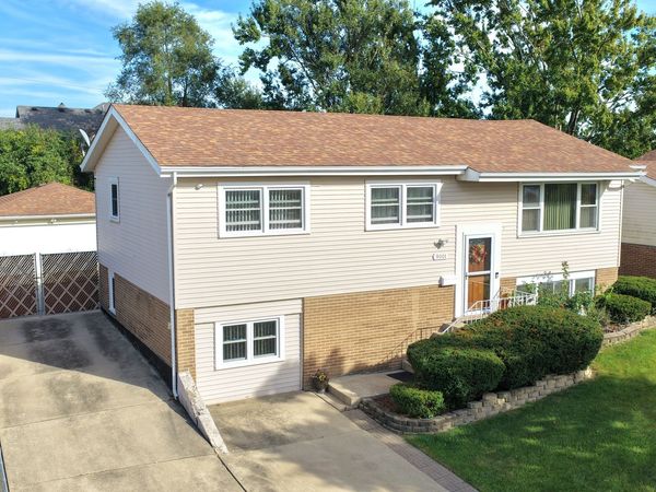 9001 S Maple Lane , Hickory Hills, IL 60457