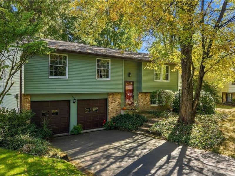527 Laurelwood Drive SE, Howland, OH 44484 Photo 2