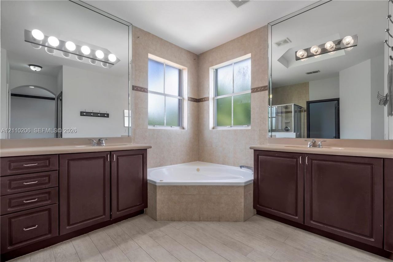14843 SW 24th St , Miami, FL 33185 Photo