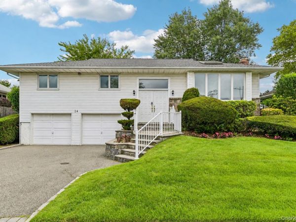14 Gloria Place, Plainview, NY 11803