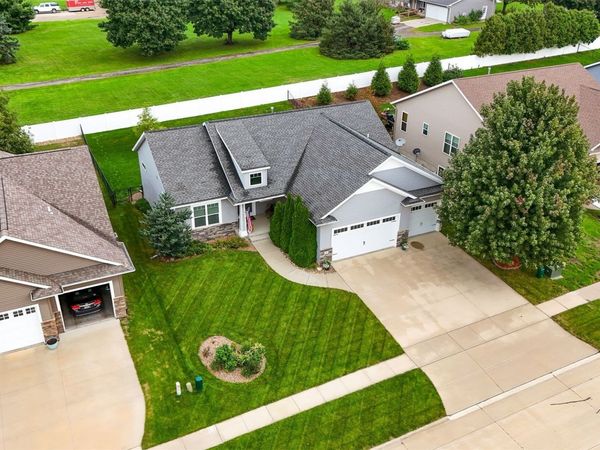 435 Oak Park Circle , Marion, IA 52302