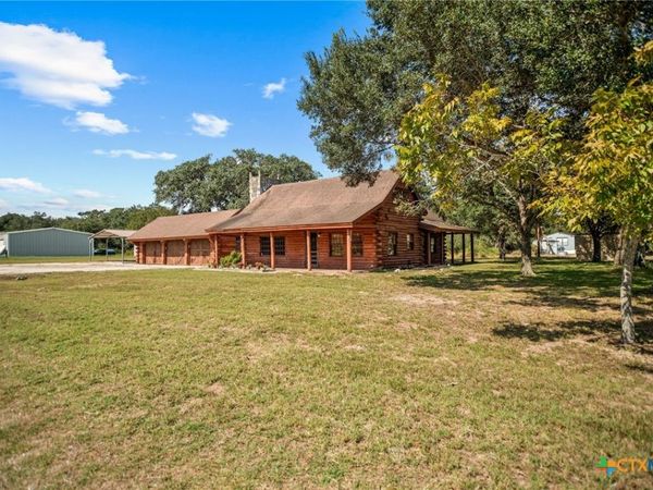 210 Winding Way Drive, Victoria, TX 77905