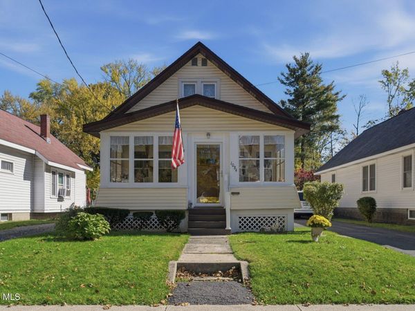 1084 Palmer Avenue, Niskayuna, NY 12309