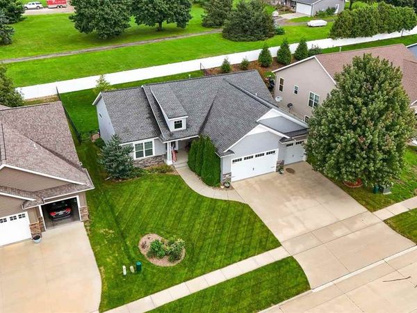 435 Oak Park Circle, Marion, IA 52302