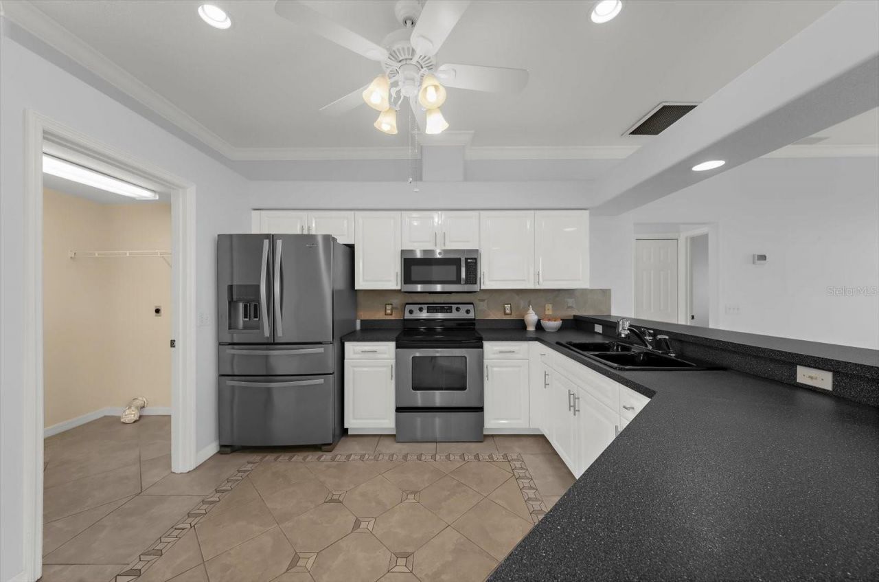 3715 72nd Ave. Circle E, Sarasota, FL 34243 Photo