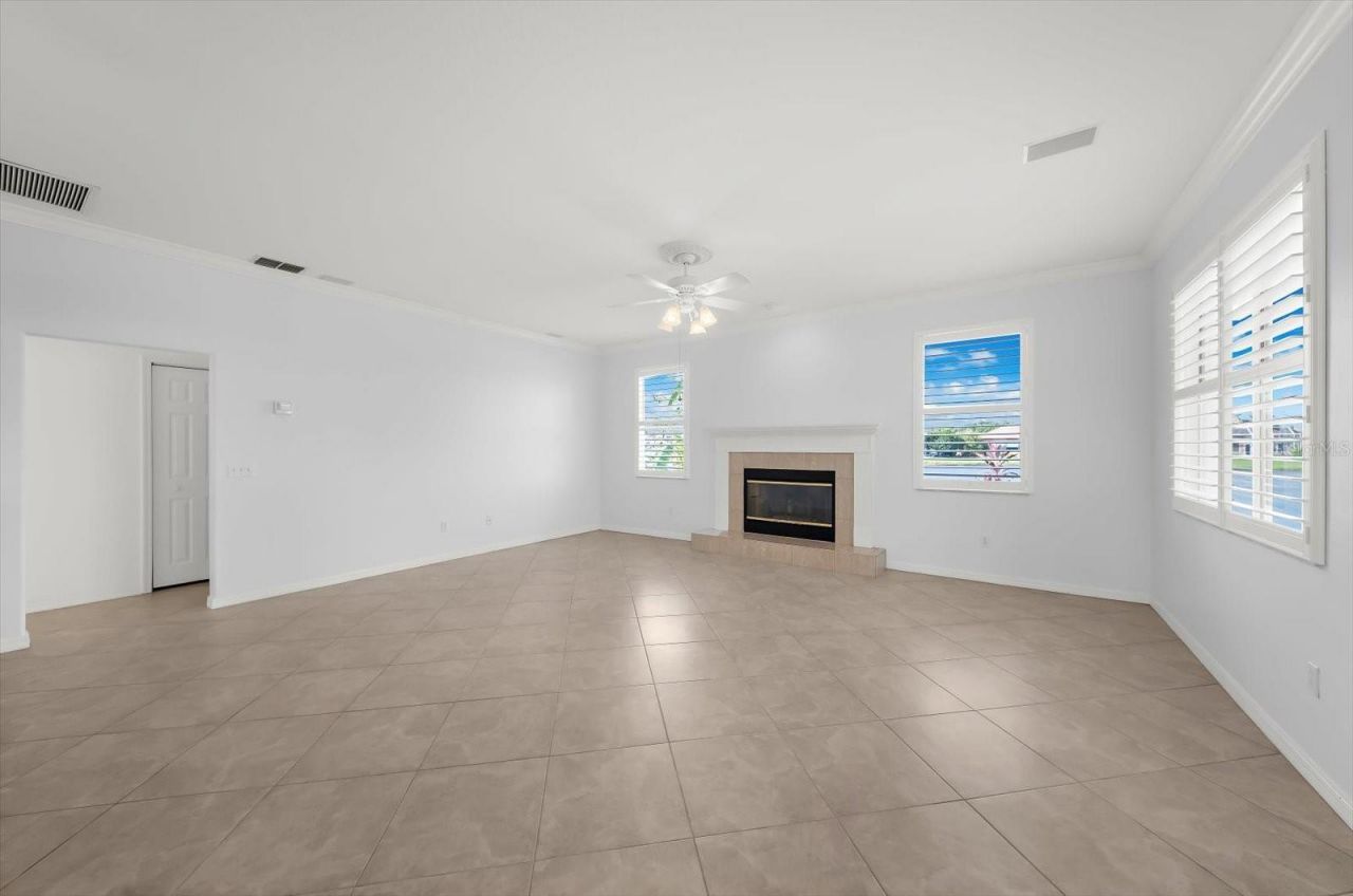 3715 72nd Ave. Circle E, Sarasota, FL 34243 Photo