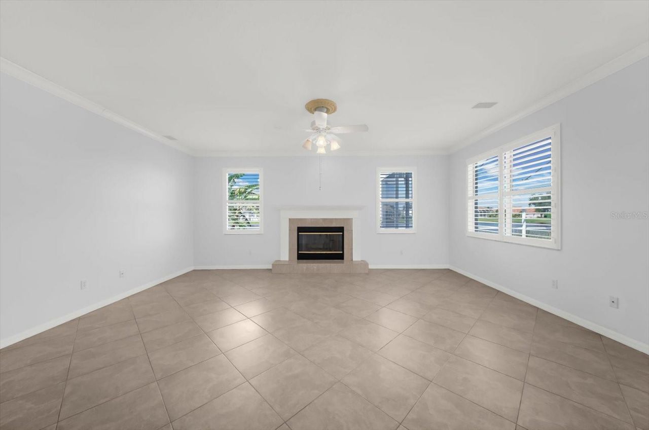 3715 72nd Ave. Circle E, Sarasota, FL 34243 Photo