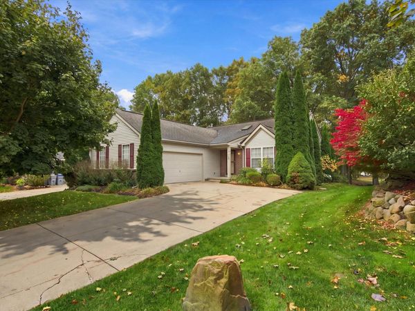 2730 Signature Circle, Pinckney, MI 48169