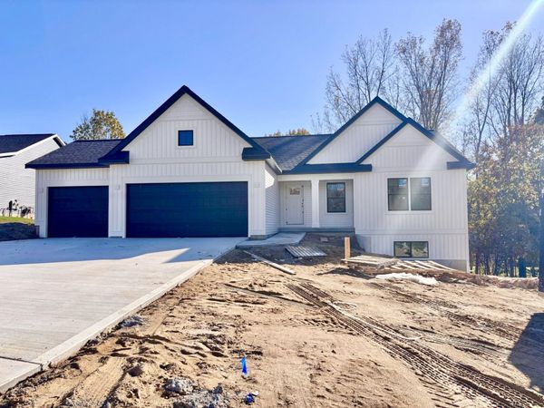 5876 Valley Point Drive SE, Caledonia, MI 49316