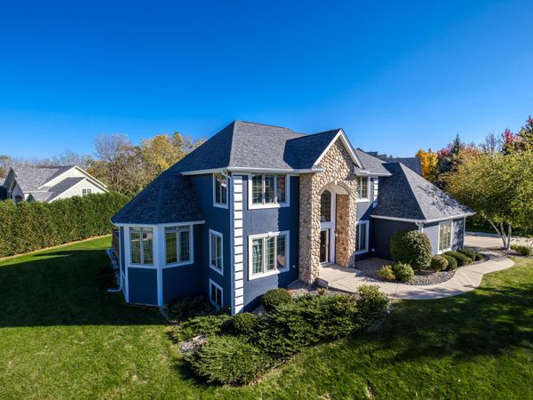 W217N5422 Taylors Woods Dr, Menomonee Falls, WI 53051