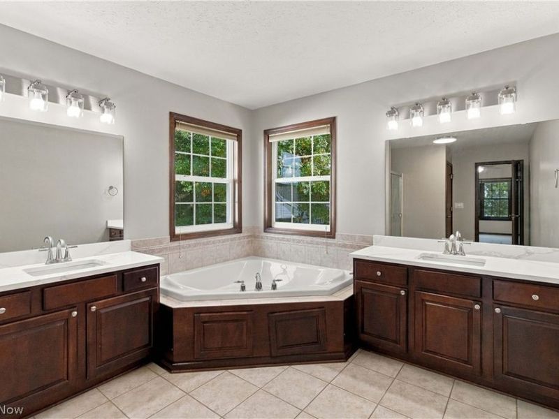 15831 Falmouth Oval , Middleburg Heights, OH 44130 Photo 21
