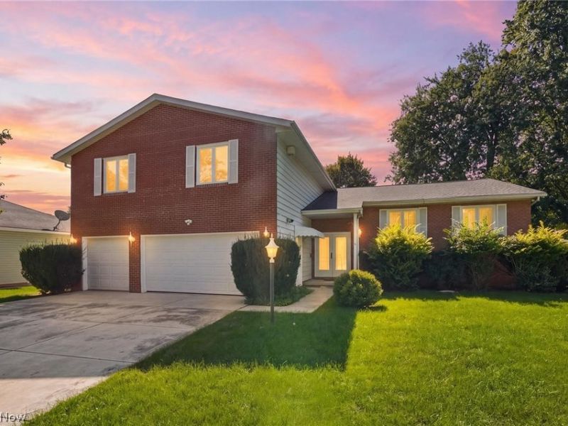 15559 Cottonwood Oval, Middleburg Heights, OH 44130 Photo 1