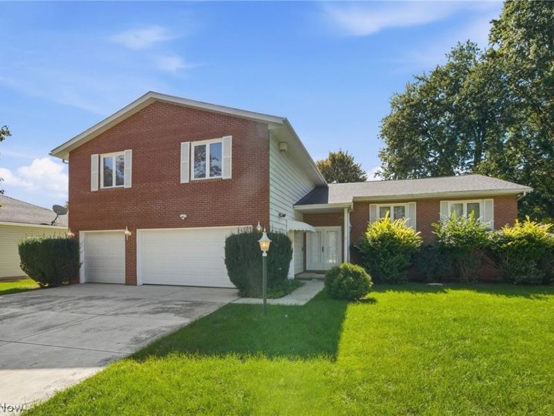 15559 Cottonwood Oval, Middleburg Heights, OH 44130 Photo 2