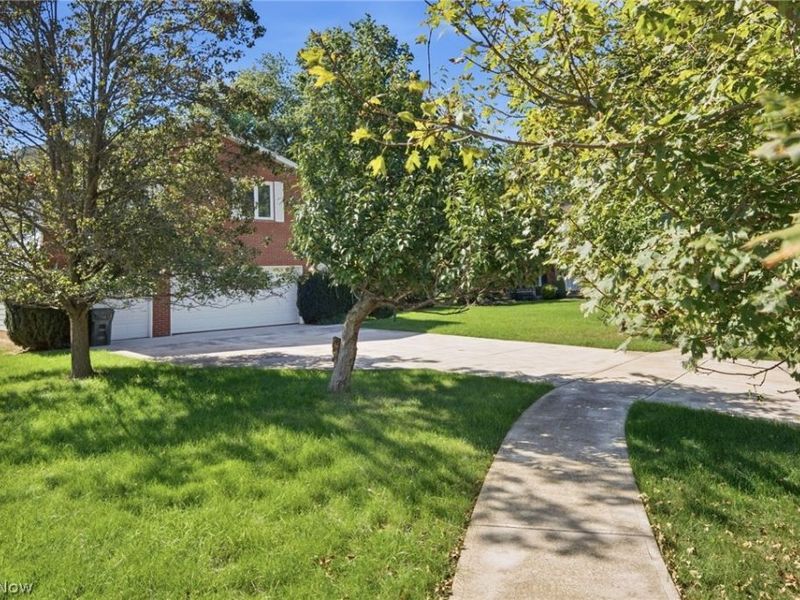 15559 Cottonwood Oval, Middleburg Heights, OH 44130 Photo 3
