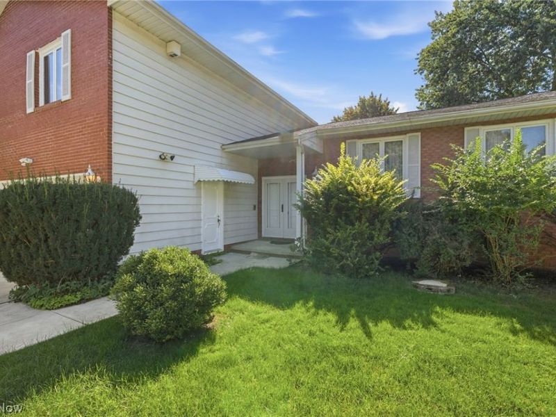 15559 Cottonwood Oval, Middleburg Heights, OH 44130 Photo 5