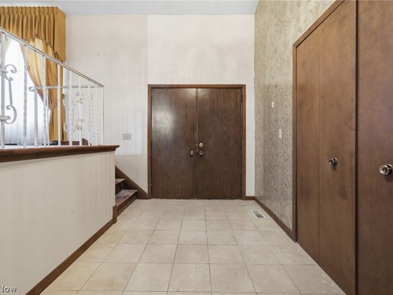 15559 Cottonwood Oval, Middleburg Heights, OH 44130 Photo 6