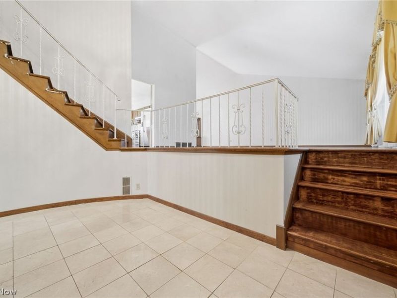 15559 Cottonwood Oval, Middleburg Heights, OH 44130 Photo 7