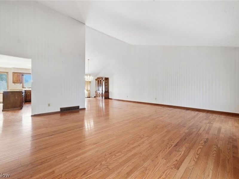 15559 Cottonwood Oval, Middleburg Heights, OH 44130 Photo 9
