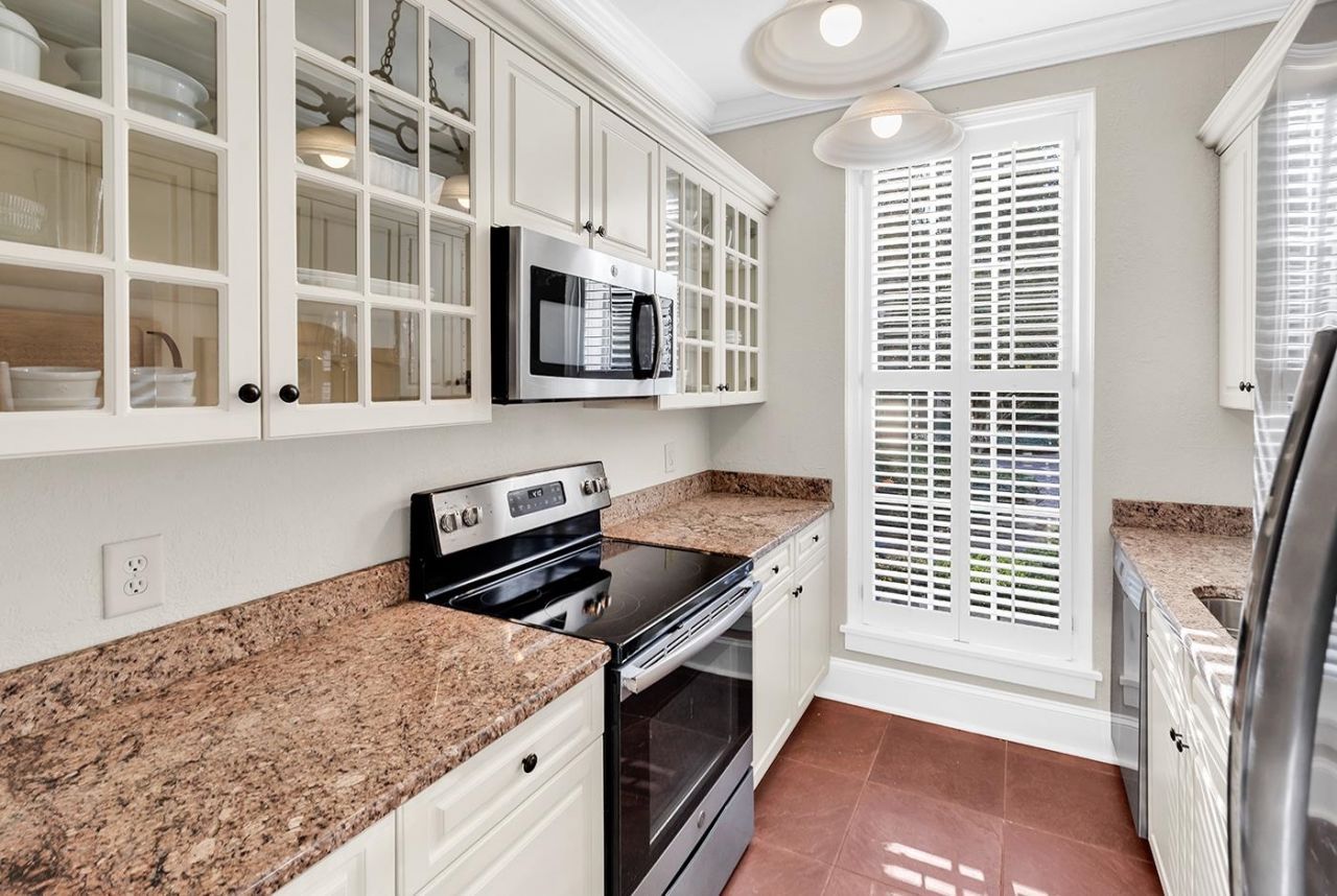 73 Simons Ln. Photo 6