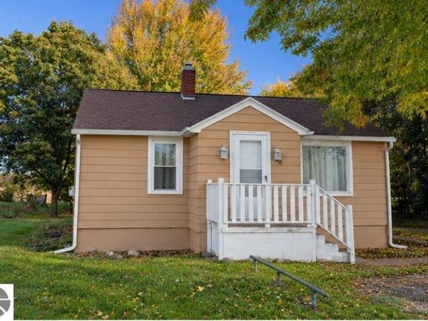 927 Remus Road E, Mt Pleasant, MI 48858