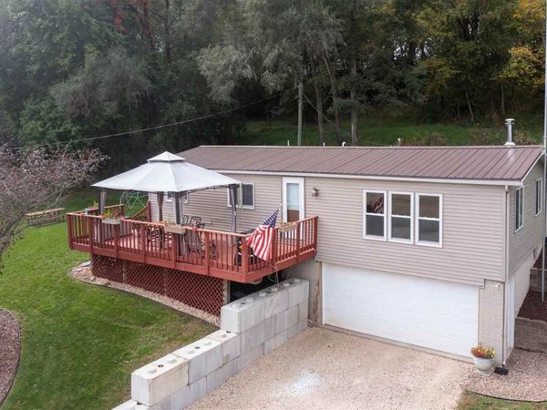 122 Cedar Park Rd, Mt Vernon, IA 52314