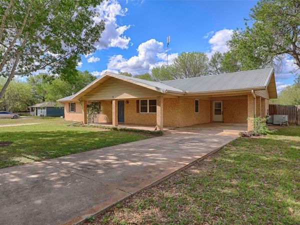 705 S La Grange ST , Flatonia, TX 78941