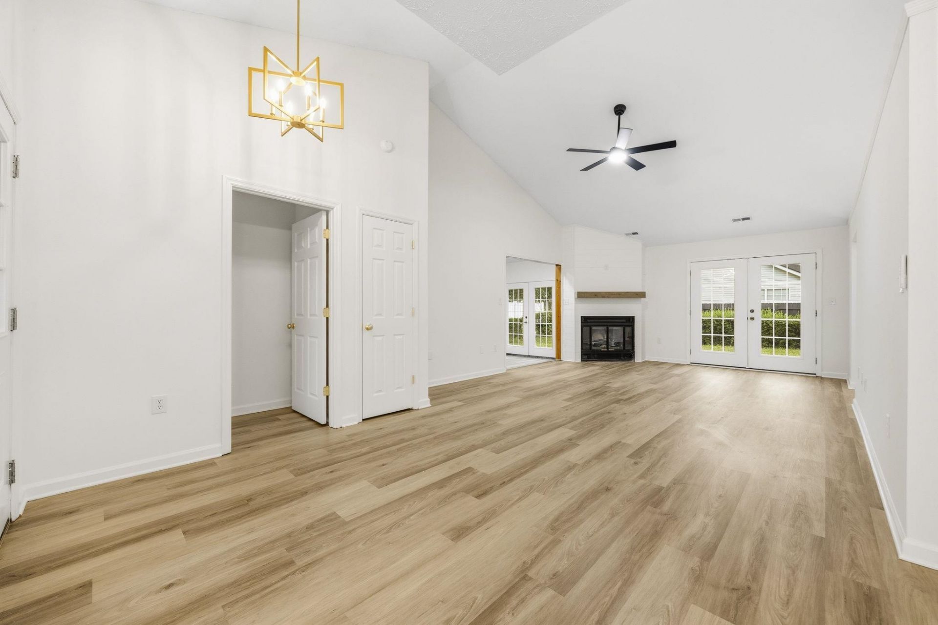 3923 Lochview Dr.  Photo 4