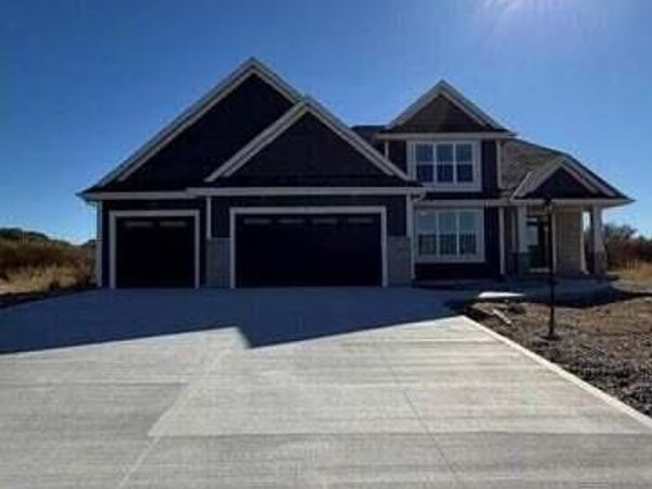 617 Talbots Woods Ct, Dousman, WI 53118