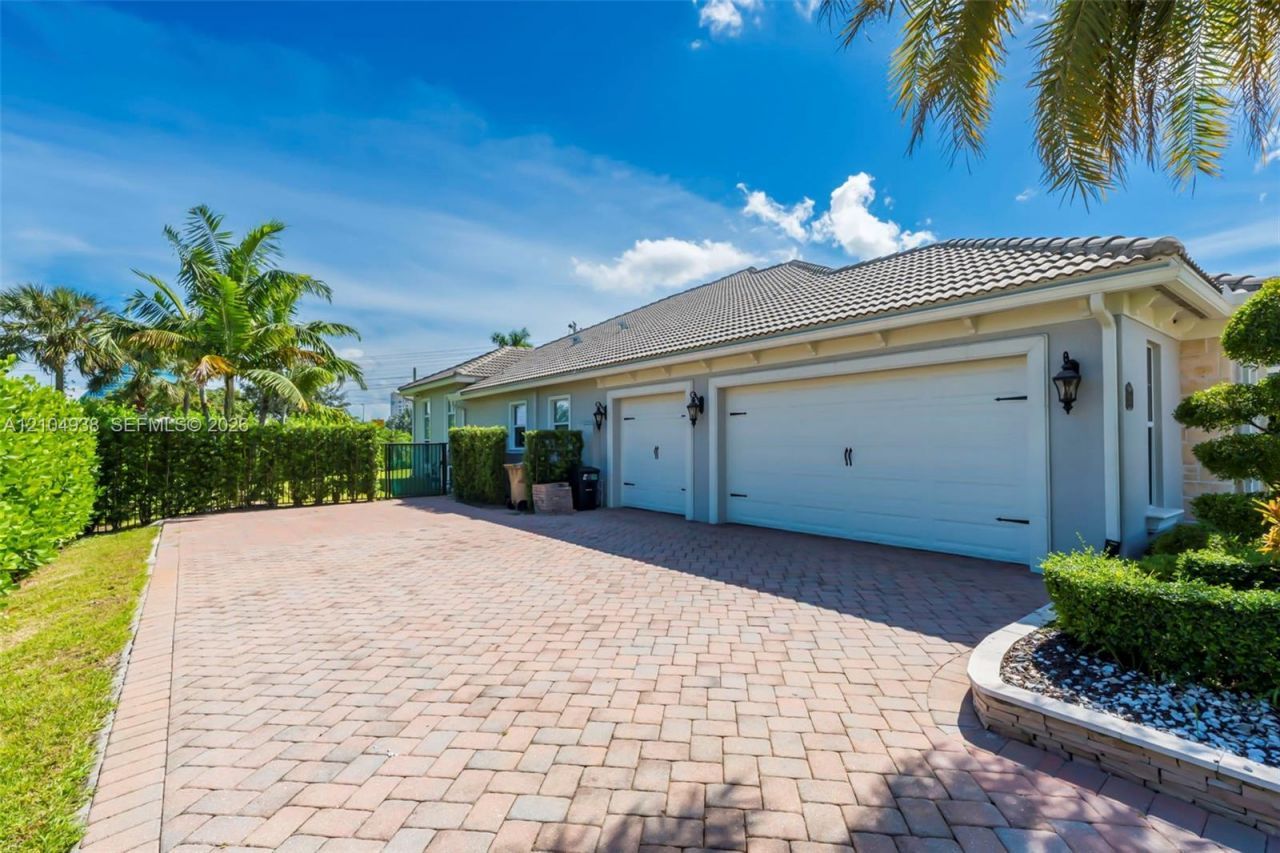 5202 S Sterling Ranch Cir , Davie, FL 33314 Photo