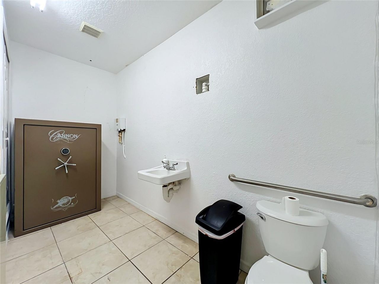 690 N Semoran Boulevard , Orlando, FL 32807 Photo