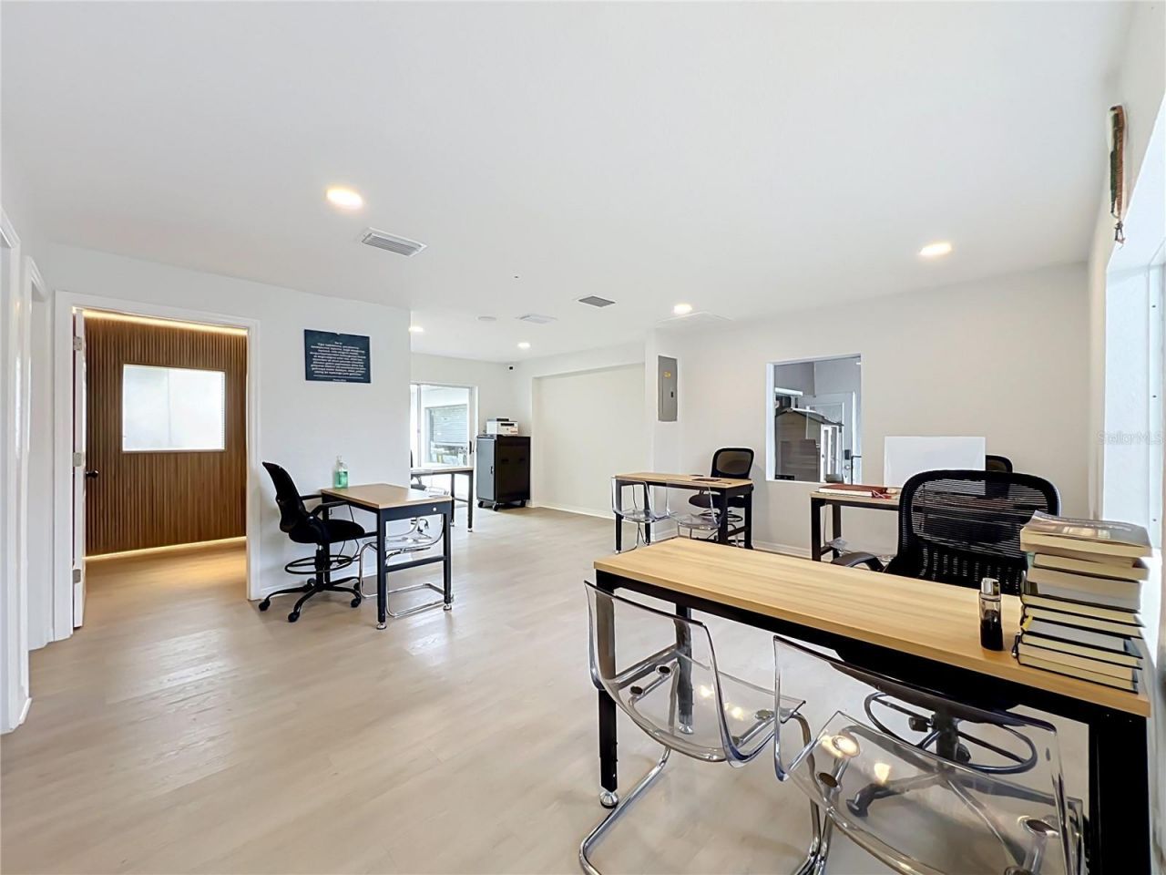 690 N Semoran Boulevard , Orlando, FL 32807 Photo