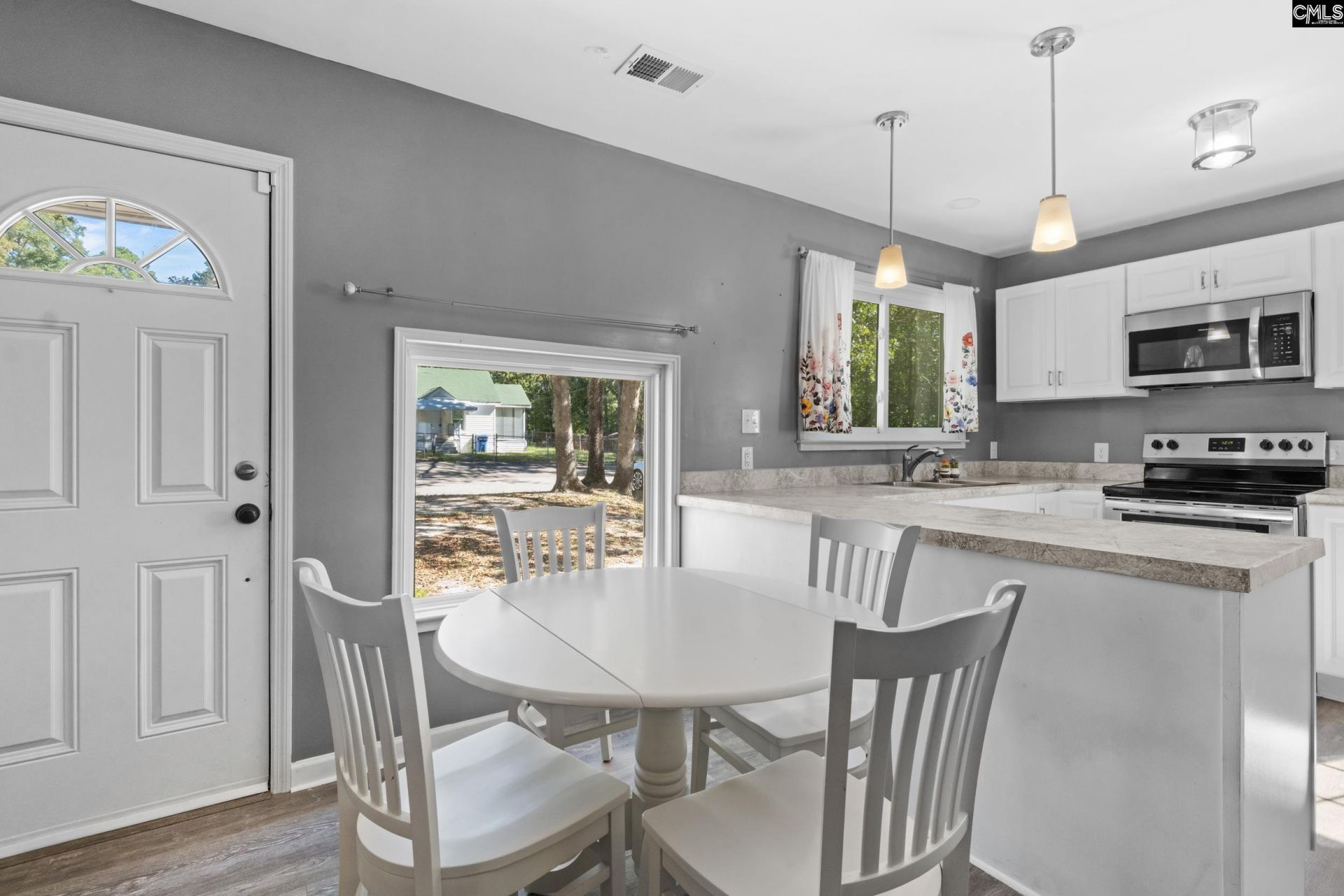 929 Vernon Court  Photo 4