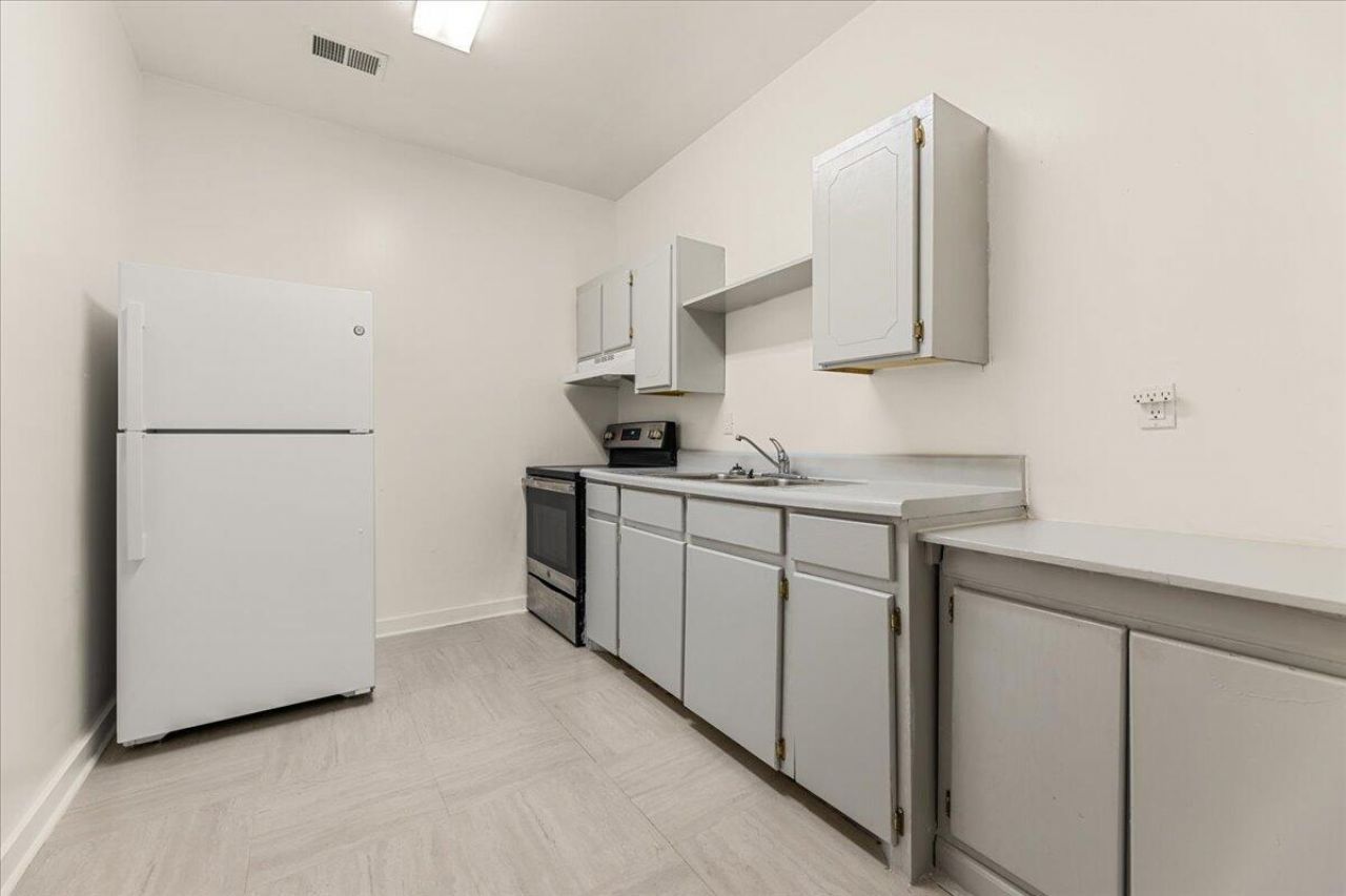 1093 King Street Photo 4