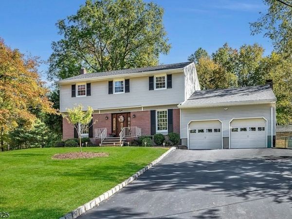 8 Cedar Ln, Roseland, NJ 07068