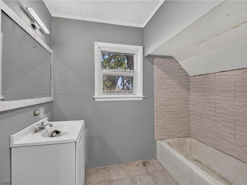 890 E 75th Street, Cleveland, OH 44103 Photo 20