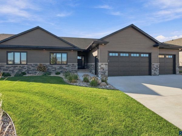 2703 W Oak Hill Dr, Sioux Falls, SD 57108