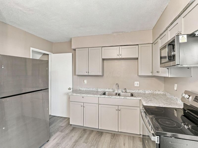 5702 Beechcroft Road, Unit D, Columbus, OH 43229 Photo 7