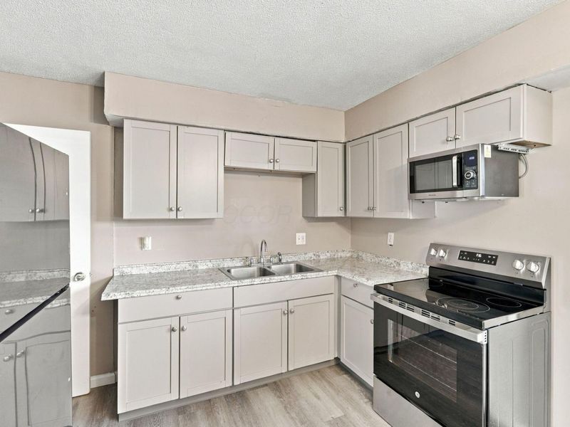 5702 Beechcroft Road, Unit D, Columbus, OH 43229 Photo 8