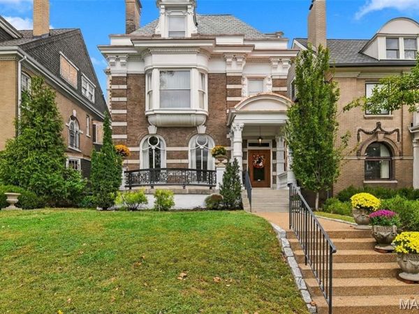 5291 Westminster Place, St Louis, MO 63108