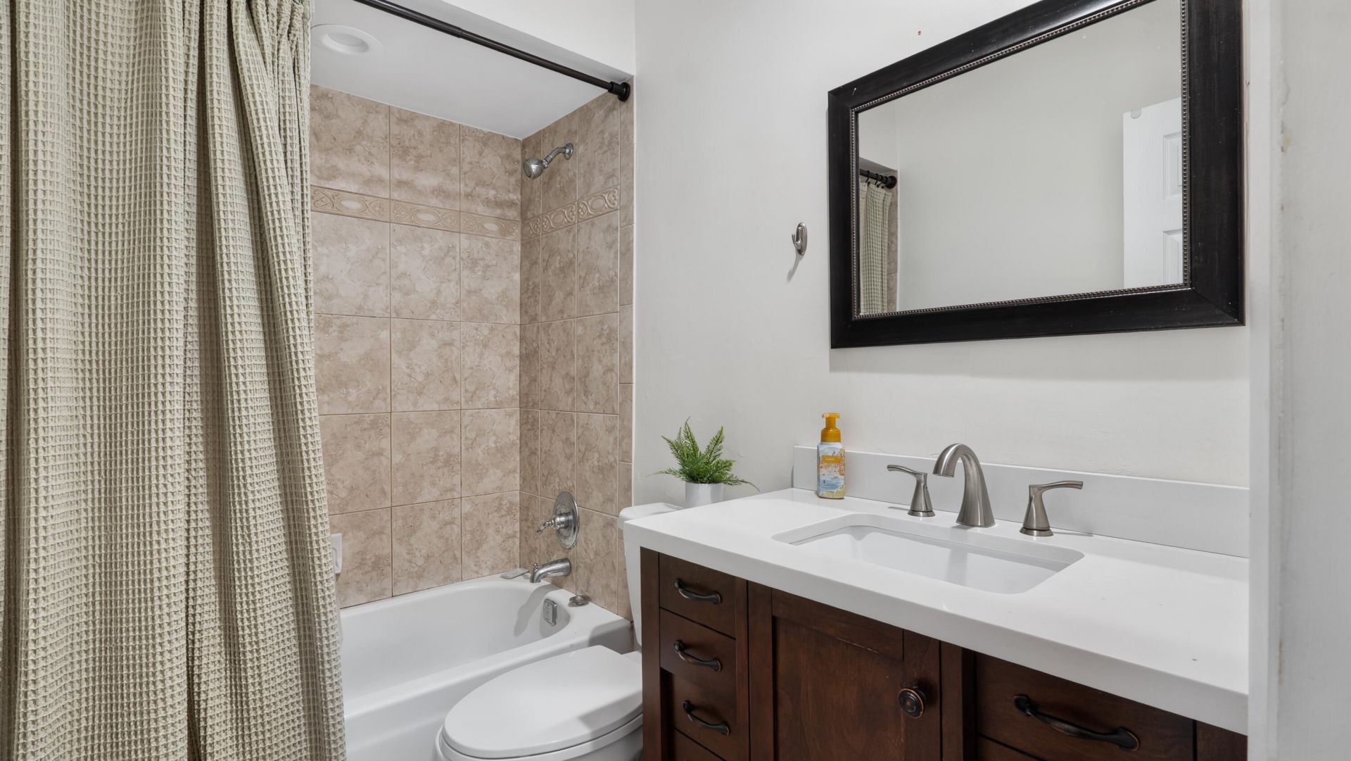 219 Wimbledon Lakes Drive, Plantation, FL 33324 Photo