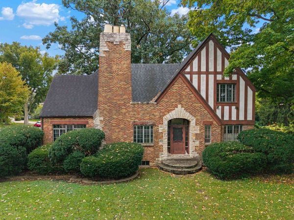 412 S Wa Pella Avenue , Mount Prospect, IL 60056