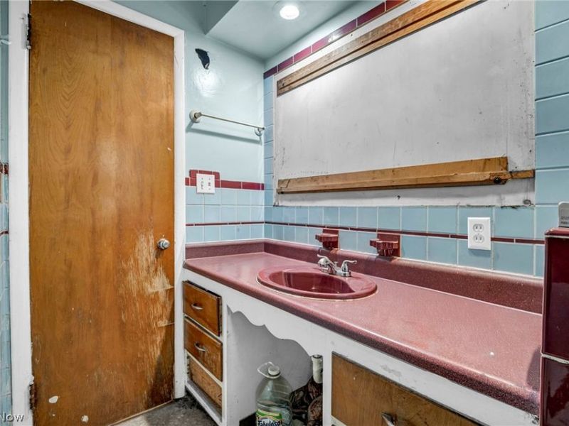 1060 Frederick Boulevard, Akron, OH 44320 Photo 17