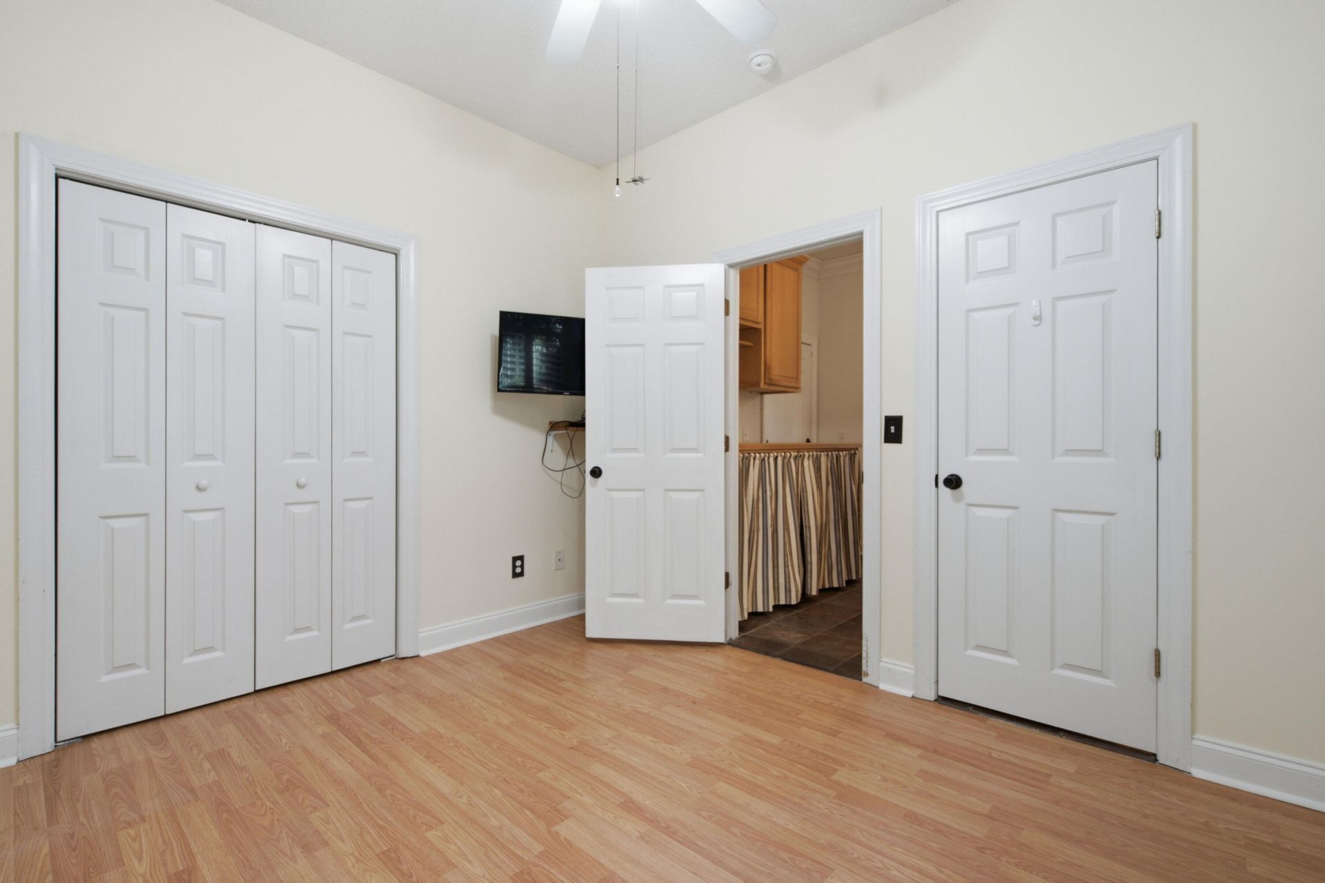 305 Gleneagles Drive Photo 22